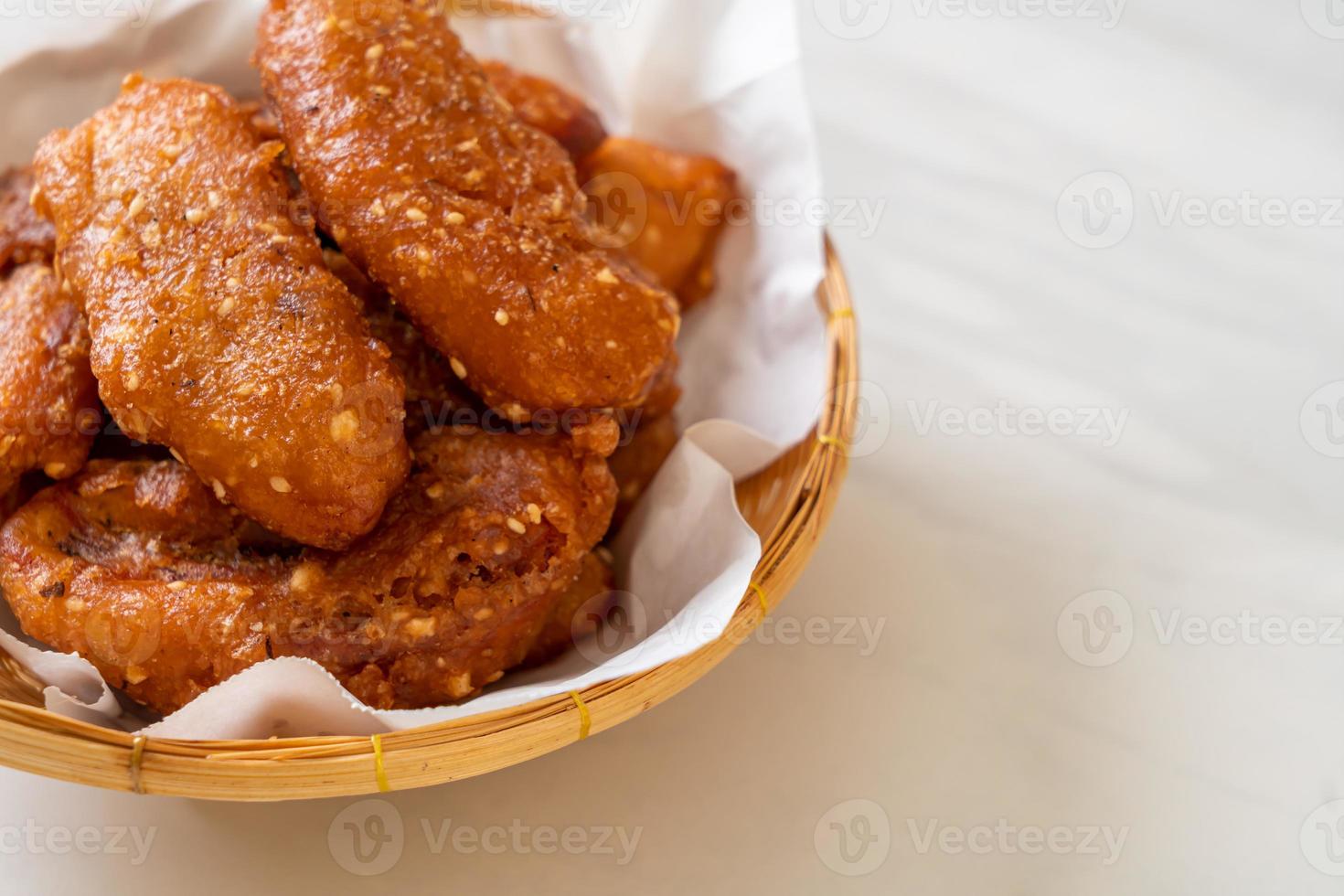 bananas fritas com gergelim - comida tailandesa foto