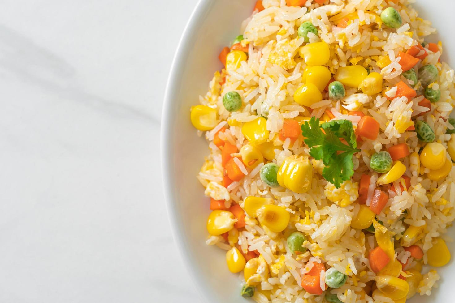 arroz frito caseiro com mistura de vegetais de cenoura, feijão verde, milho e ovo foto