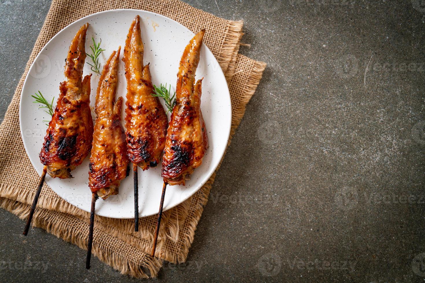 espeto de asas de frango grelhado ou churrasco com arroz pegajoso foto