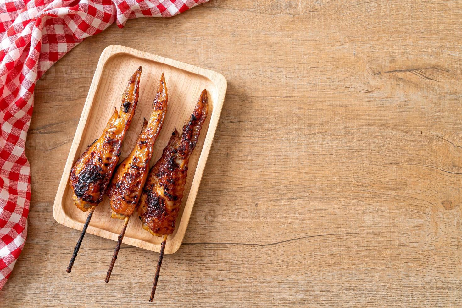 espeto de asas de frango grelhado ou churrasco com arroz pegajoso foto