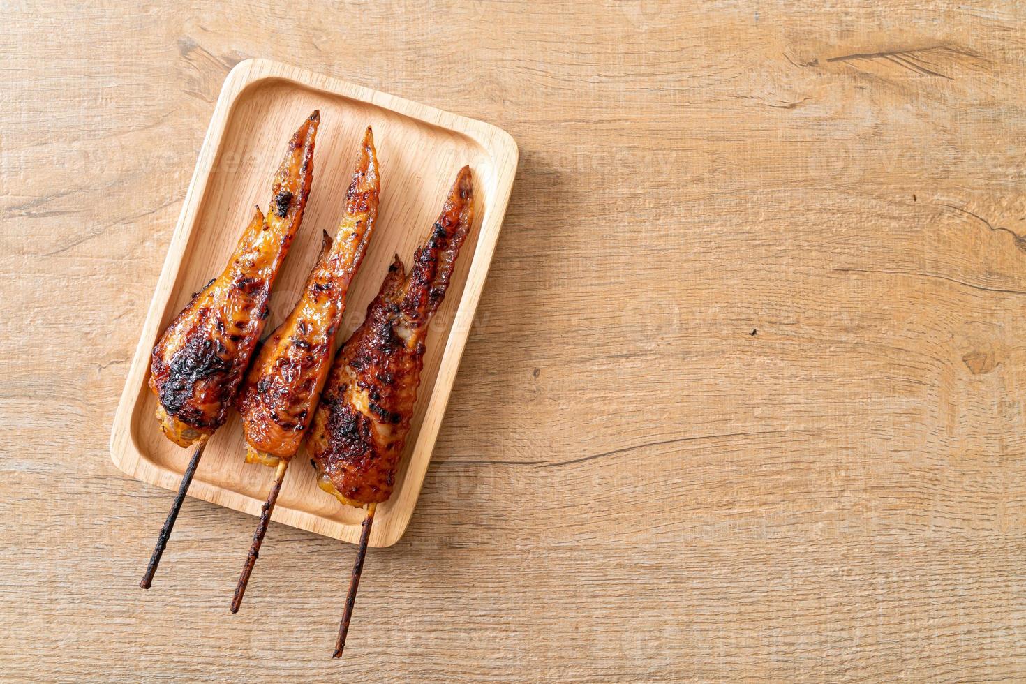 espeto de asas de frango grelhado ou churrasco com arroz pegajoso foto