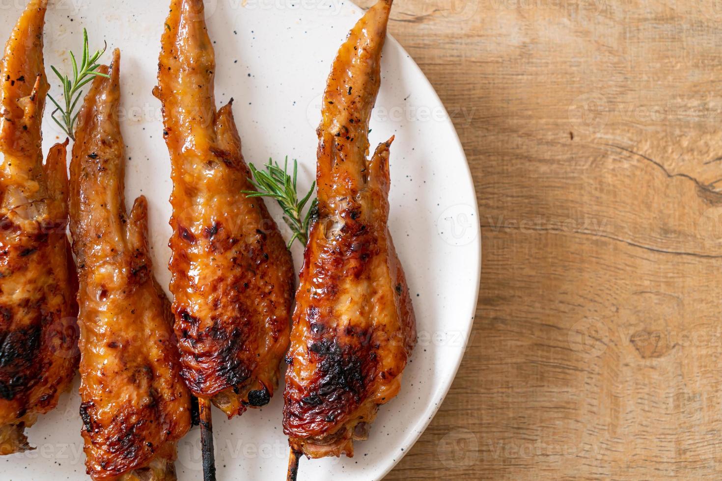 espeto de asas de frango grelhado ou churrasco com arroz pegajoso foto