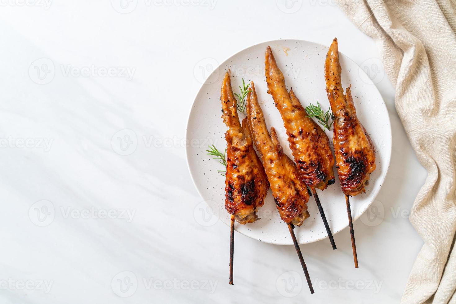 espeto de asas de frango grelhado ou churrasco com arroz pegajoso foto