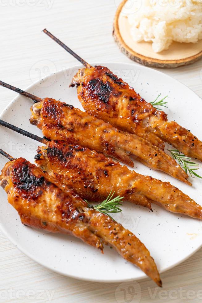 espeto de asas de frango grelhado ou churrasco com arroz pegajoso foto