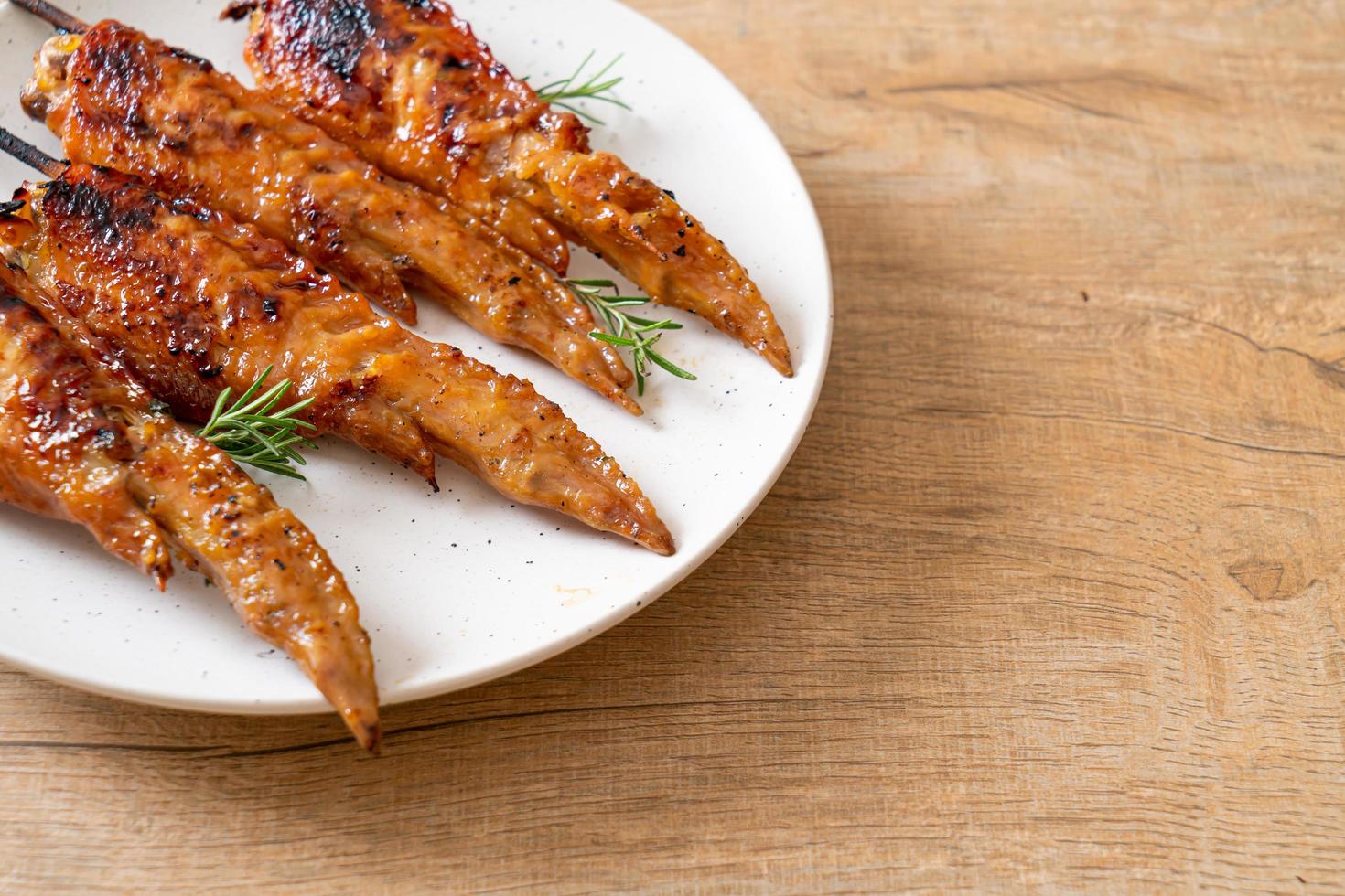 espeto de asas de frango grelhado ou churrasco com arroz pegajoso foto