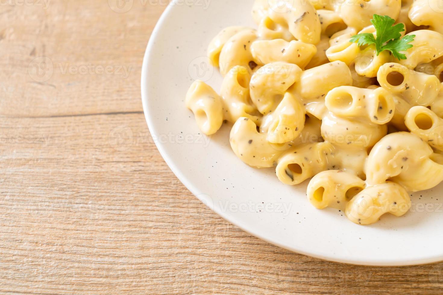 macarrão e queijo com ervas em uma tigela foto