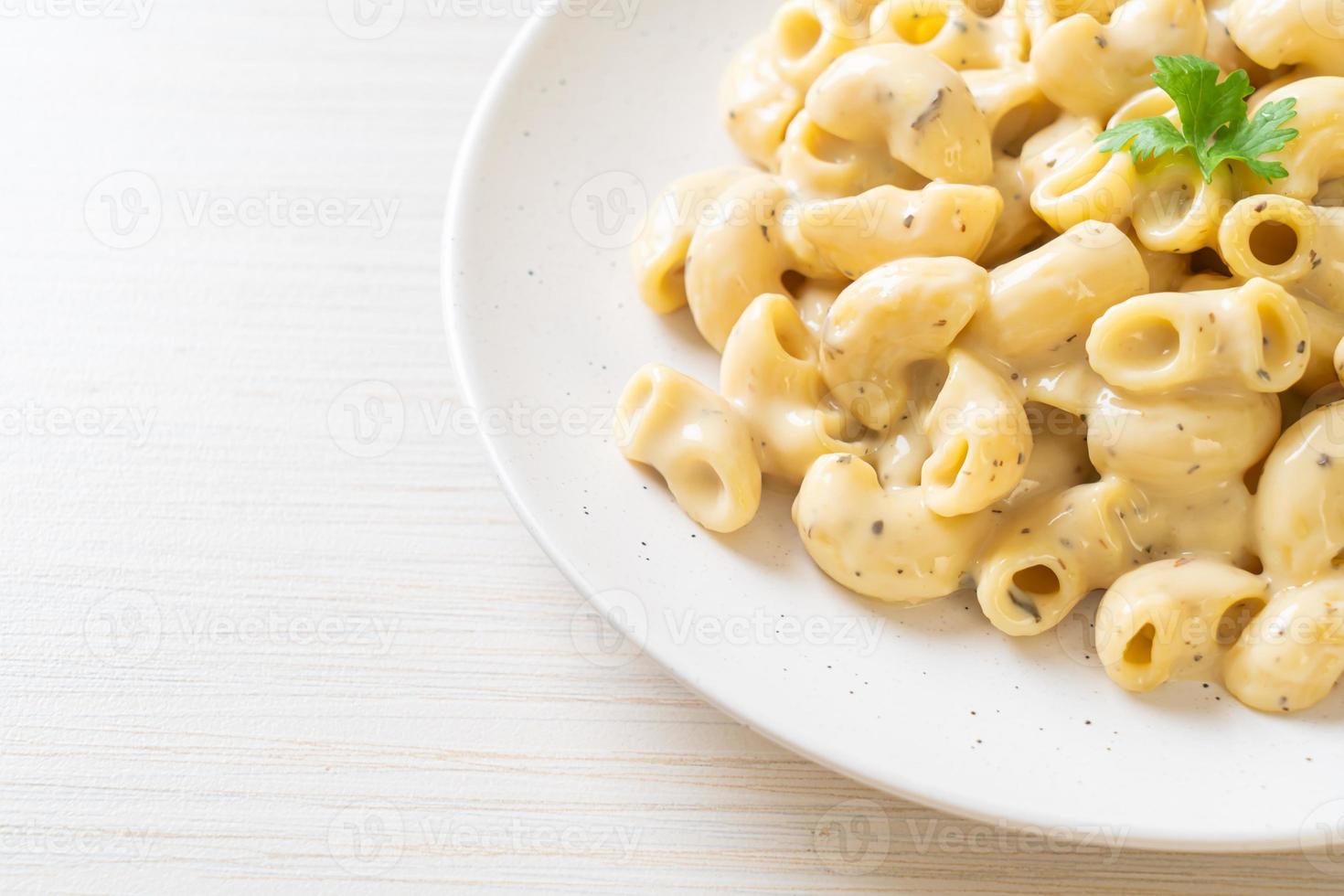 macarrão e queijo com ervas em uma tigela foto