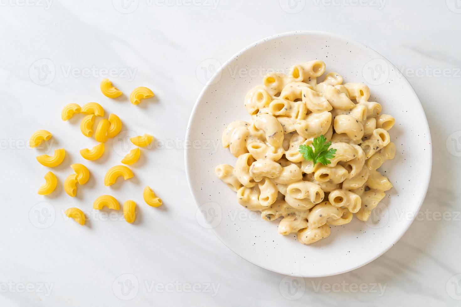 macarrão e queijo com ervas em uma tigela foto