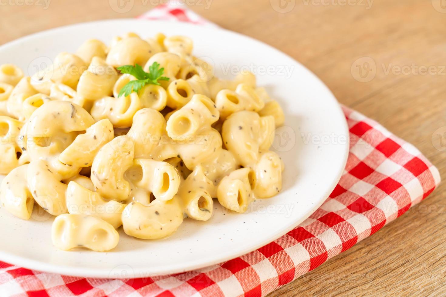 macarrão e queijo com ervas em uma tigela foto