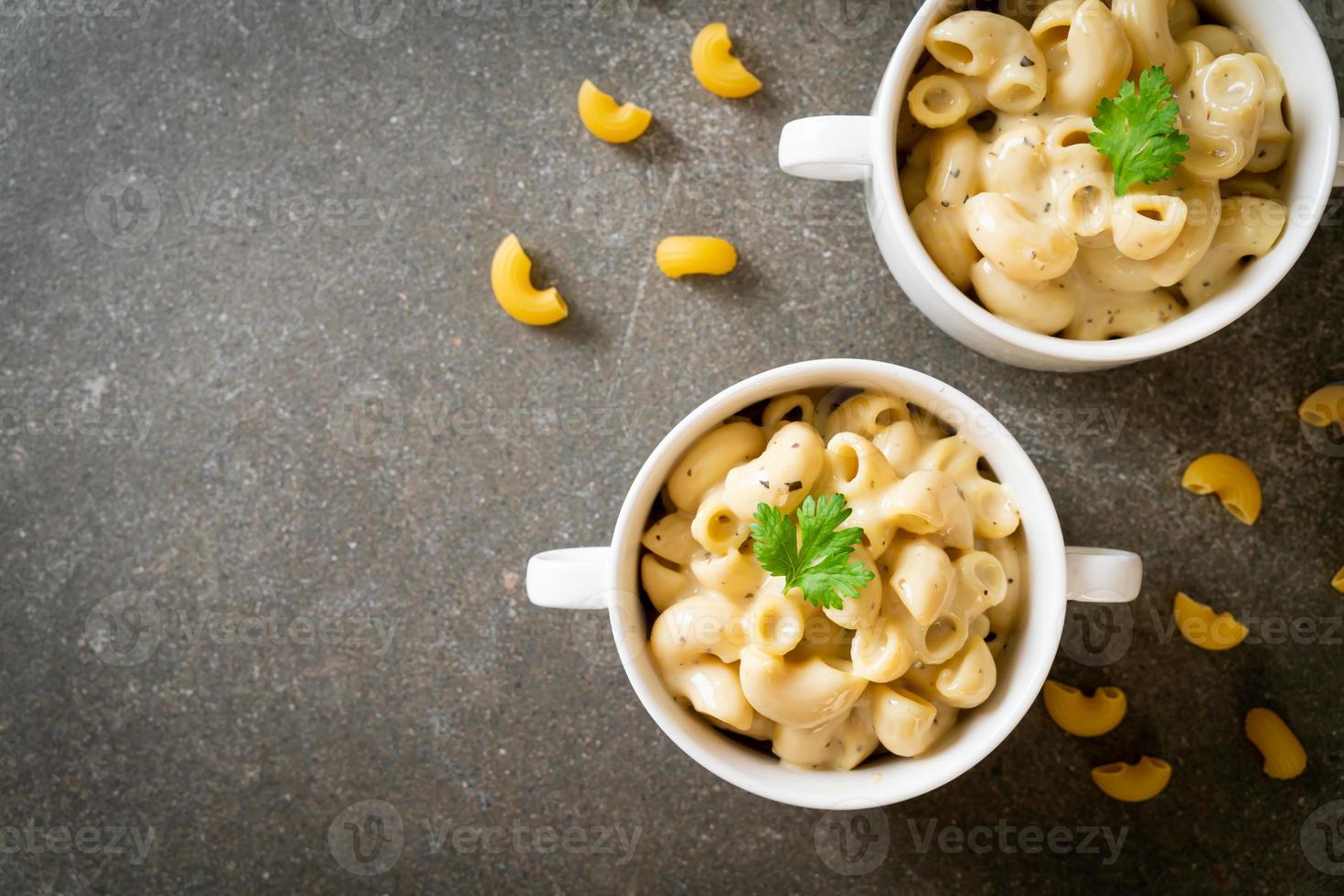 macarrão e queijo com ervas em uma tigela foto