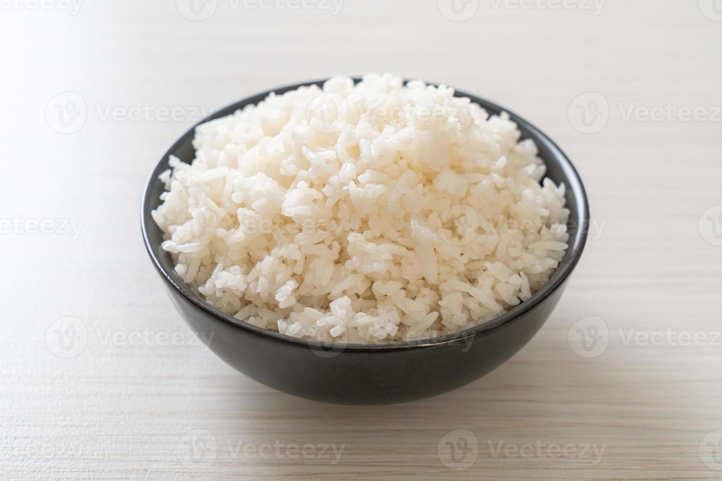 tigela de arroz branco com jasmim tailandês cozido foto