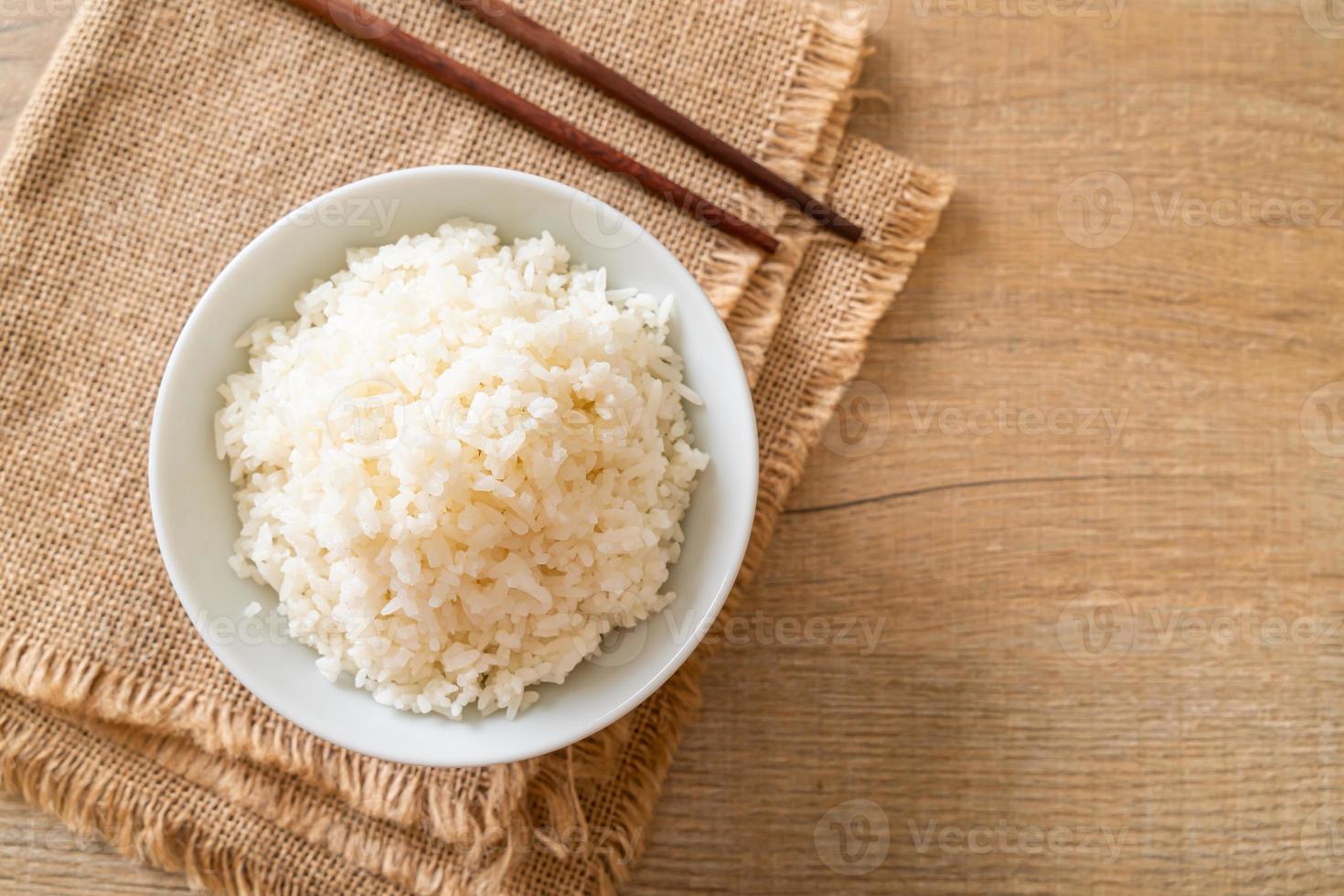 tigela de arroz branco com jasmim tailandês cozido foto