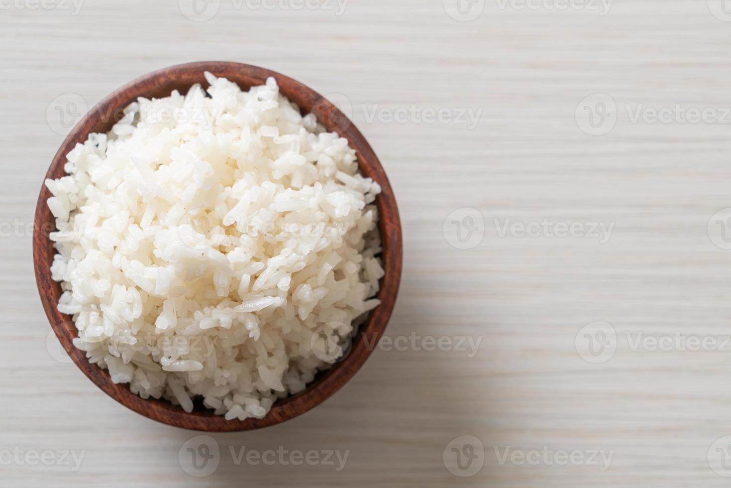 tigela de arroz branco com jasmim tailandês cozido foto