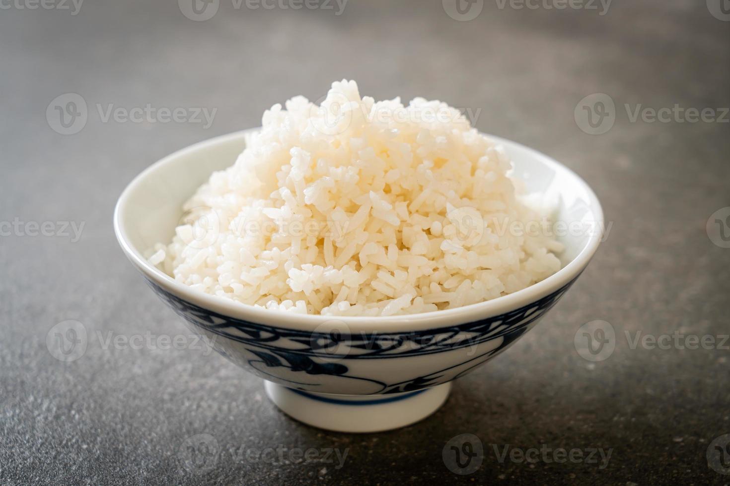 tigela de arroz branco com jasmim tailandês cozido foto