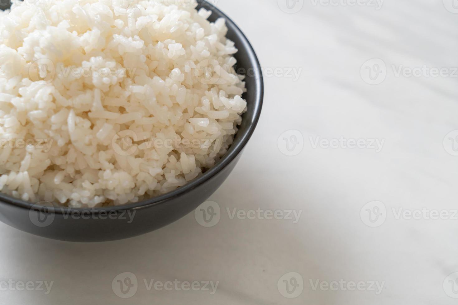 tigela de arroz branco com jasmim tailandês cozido foto