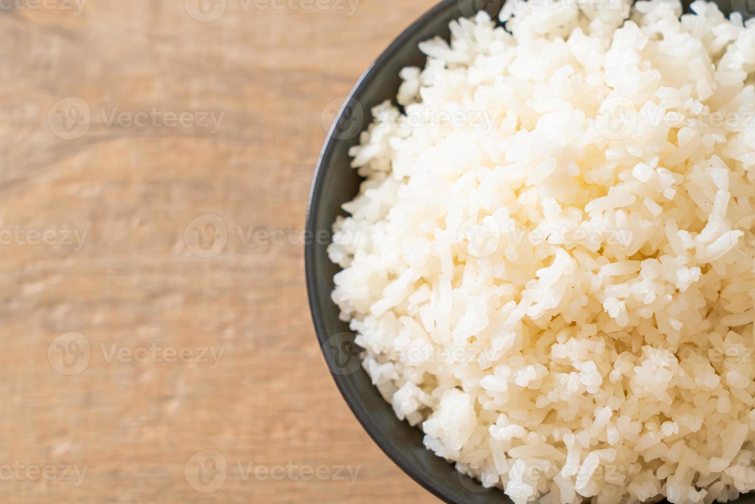 tigela de arroz branco com jasmim tailandês cozido foto