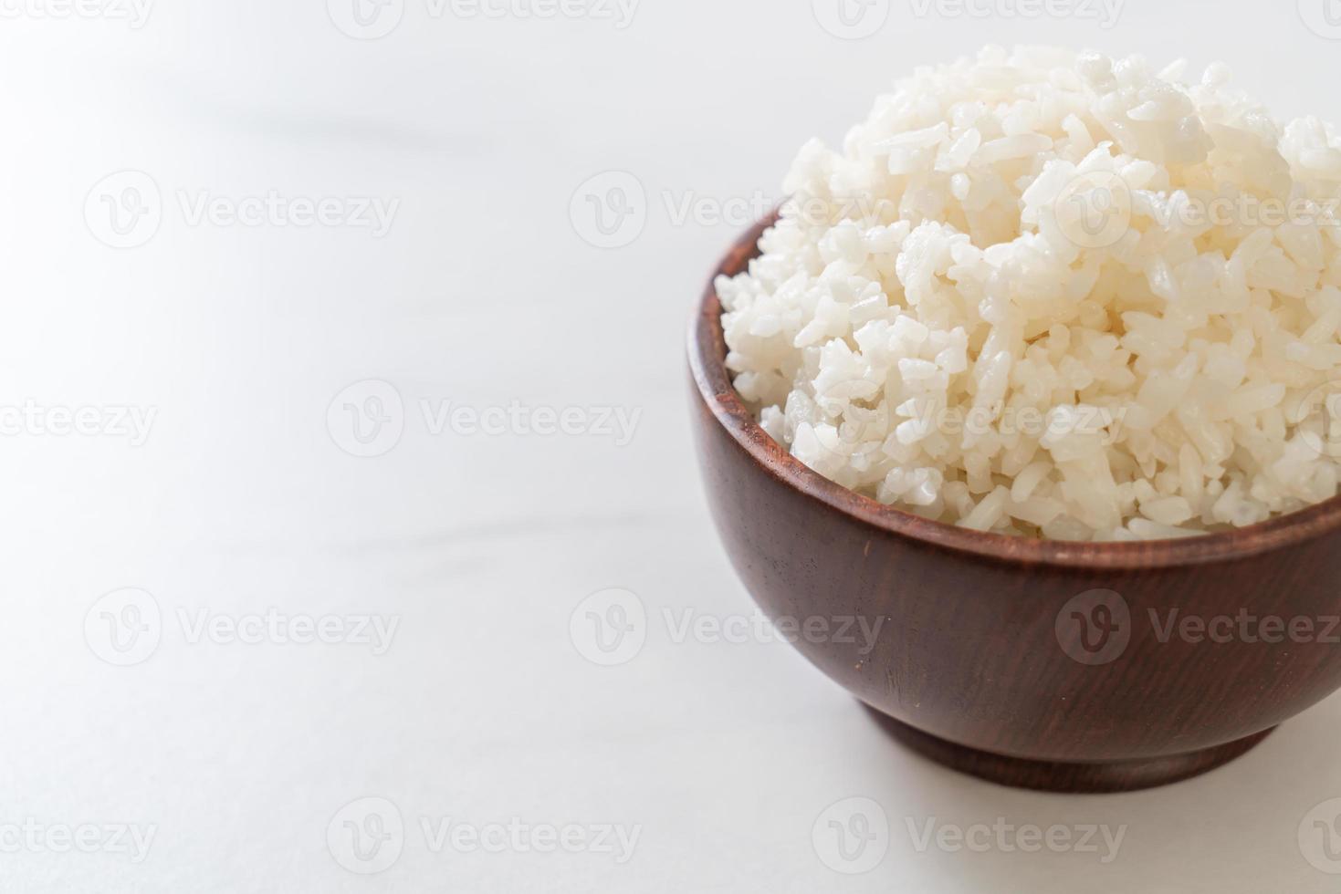 tigela de arroz branco com jasmim tailandês cozido foto