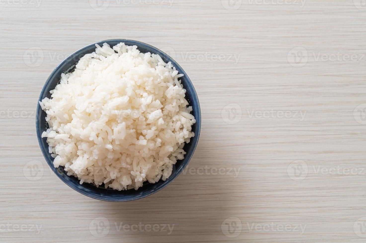 tigela de arroz branco com jasmim tailandês cozido foto