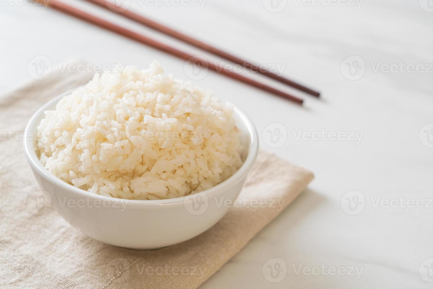 tigela de arroz branco com jasmim tailandês cozido foto