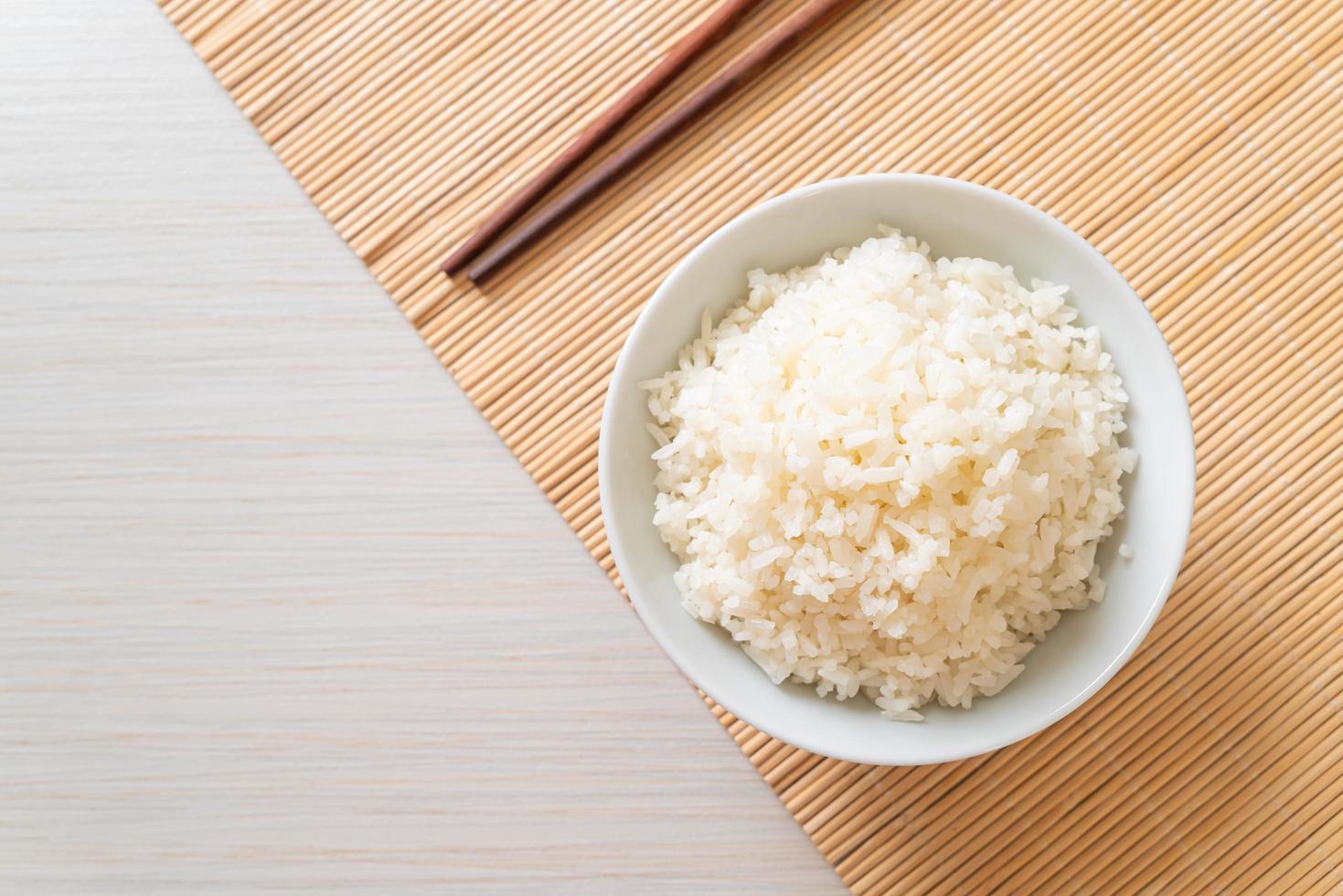 tigela de arroz branco com jasmim tailandês cozido foto