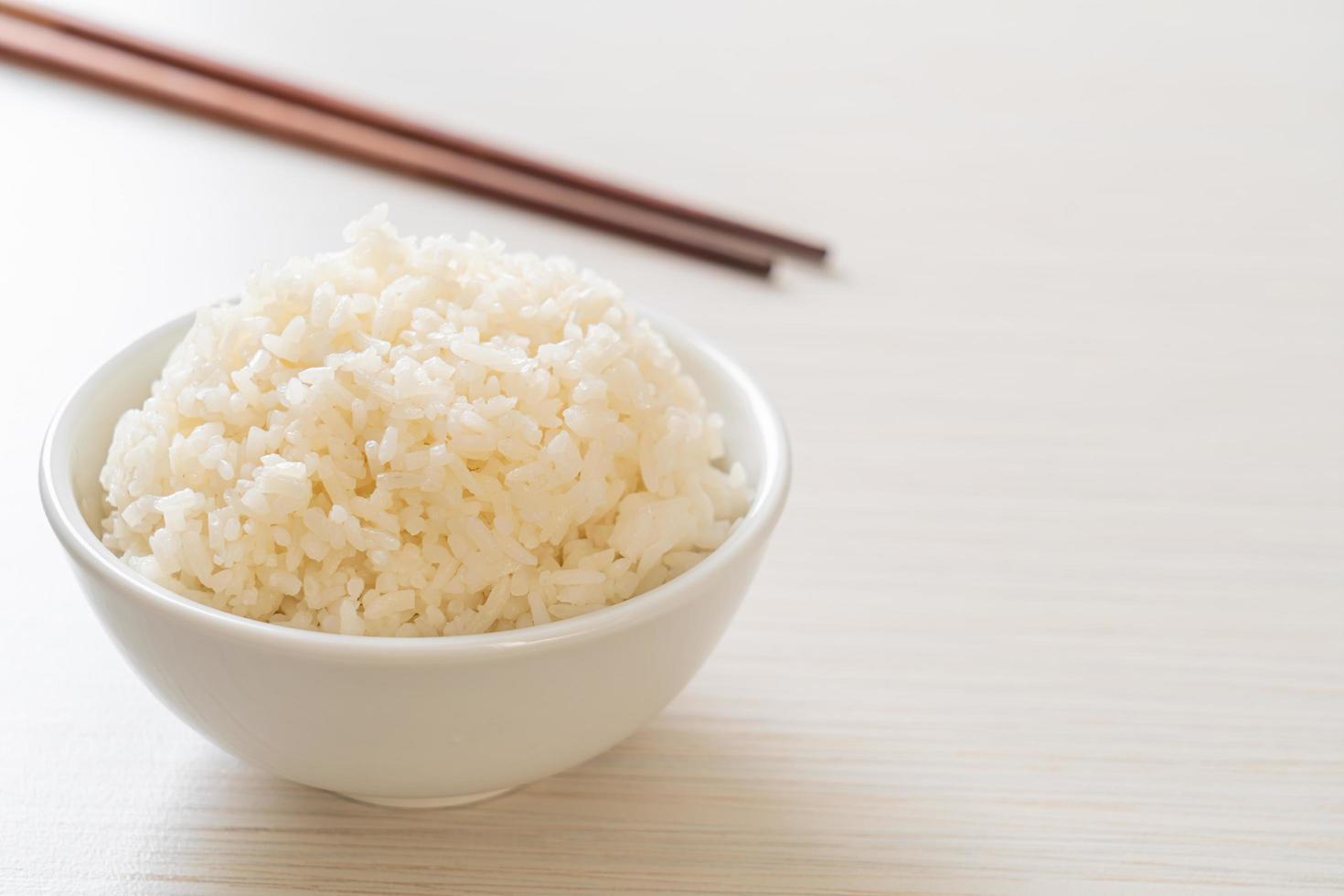 tigela de arroz branco com jasmim tailandês cozido foto