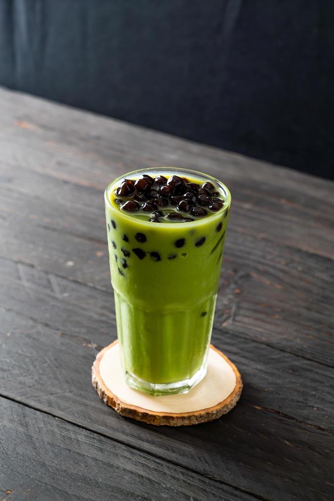 matcha chá verde com leite com bolha foto