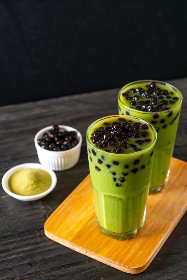 matcha chá verde com leite com bolha foto