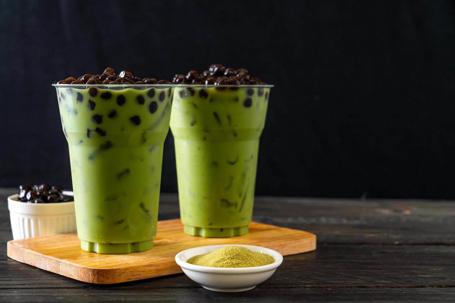 matcha chá verde com leite com bolha foto