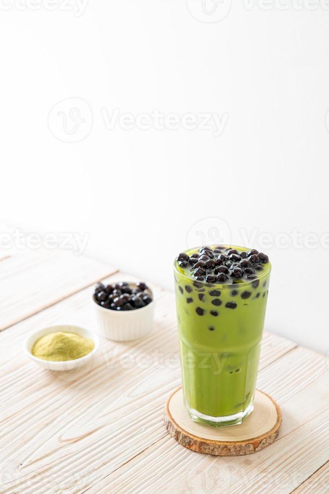 matcha chá verde com leite com bolha foto