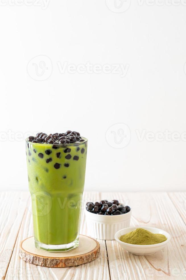 matcha chá verde com leite com bolha foto