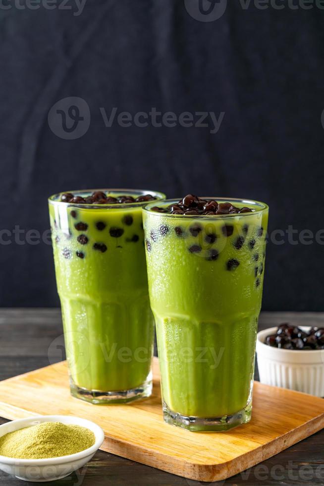 matcha chá verde com leite com bolha foto