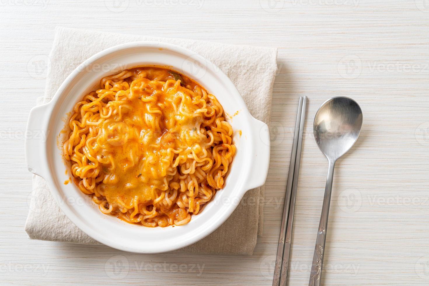 tigela de macarrão instantâneo picante com queijo mussarela foto