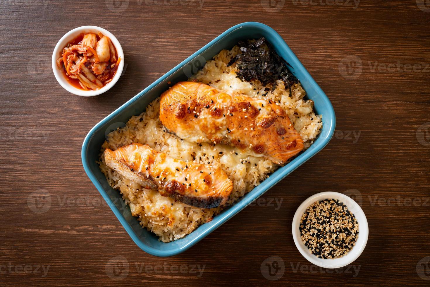 salmão assado com queijo e tigela de arroz miso picante foto