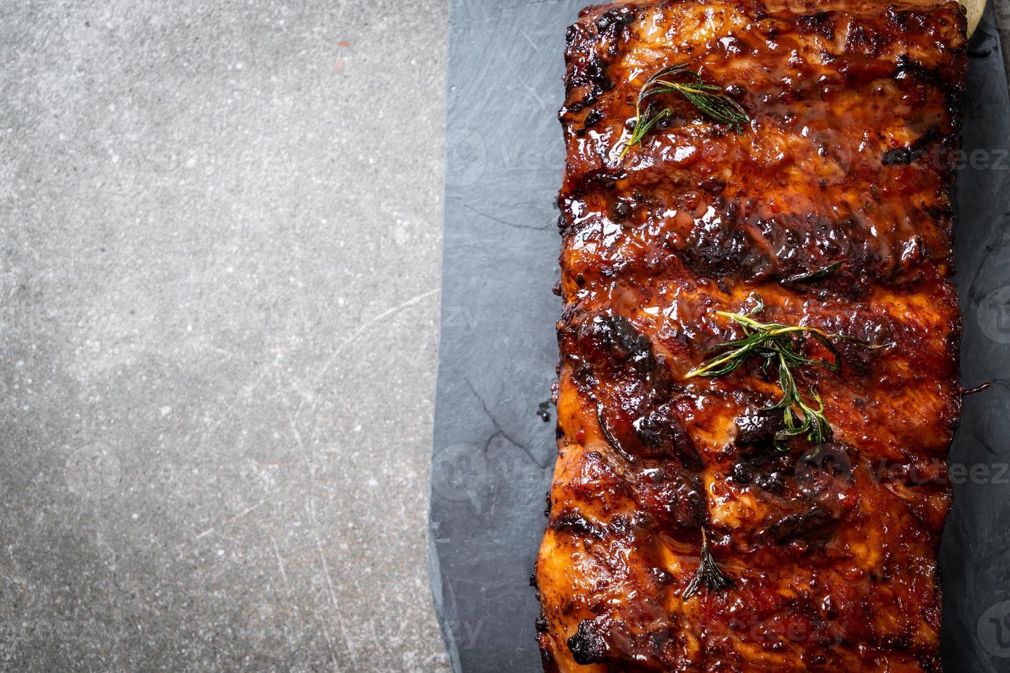 Costelinha de porco grelhada e churrasco foto