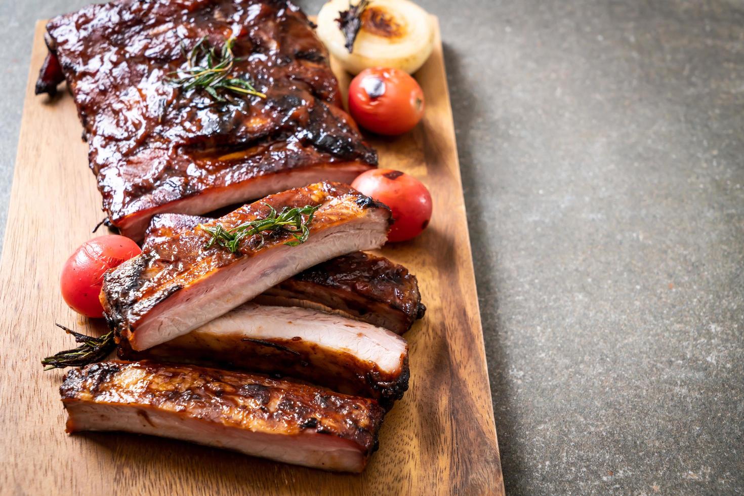 Costelinha de porco grelhada e churrasco foto