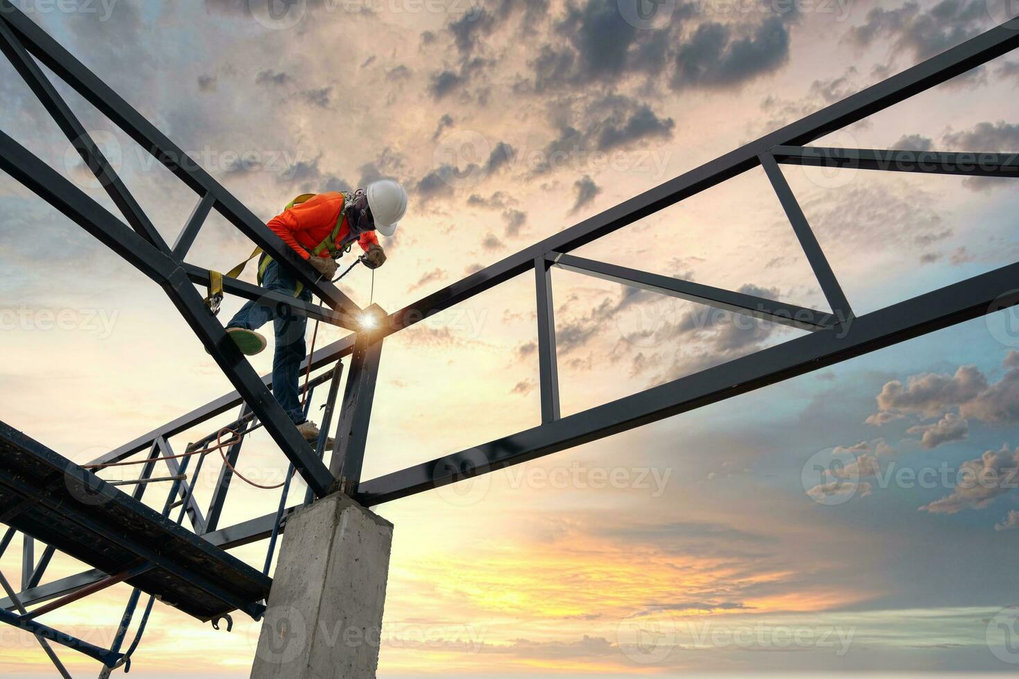 aço cobertura treliça soldadores com segurança dispositivos para evita cai a partir de uma altura dentro a construção local. foto