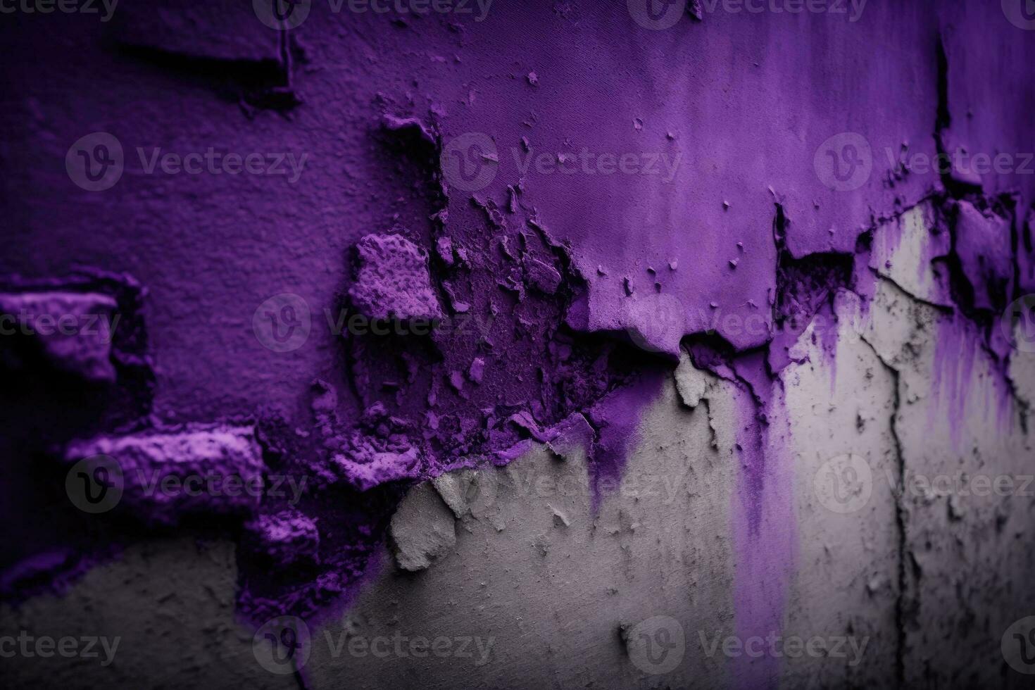 deteriorando roxa parede com lascado pintura foto