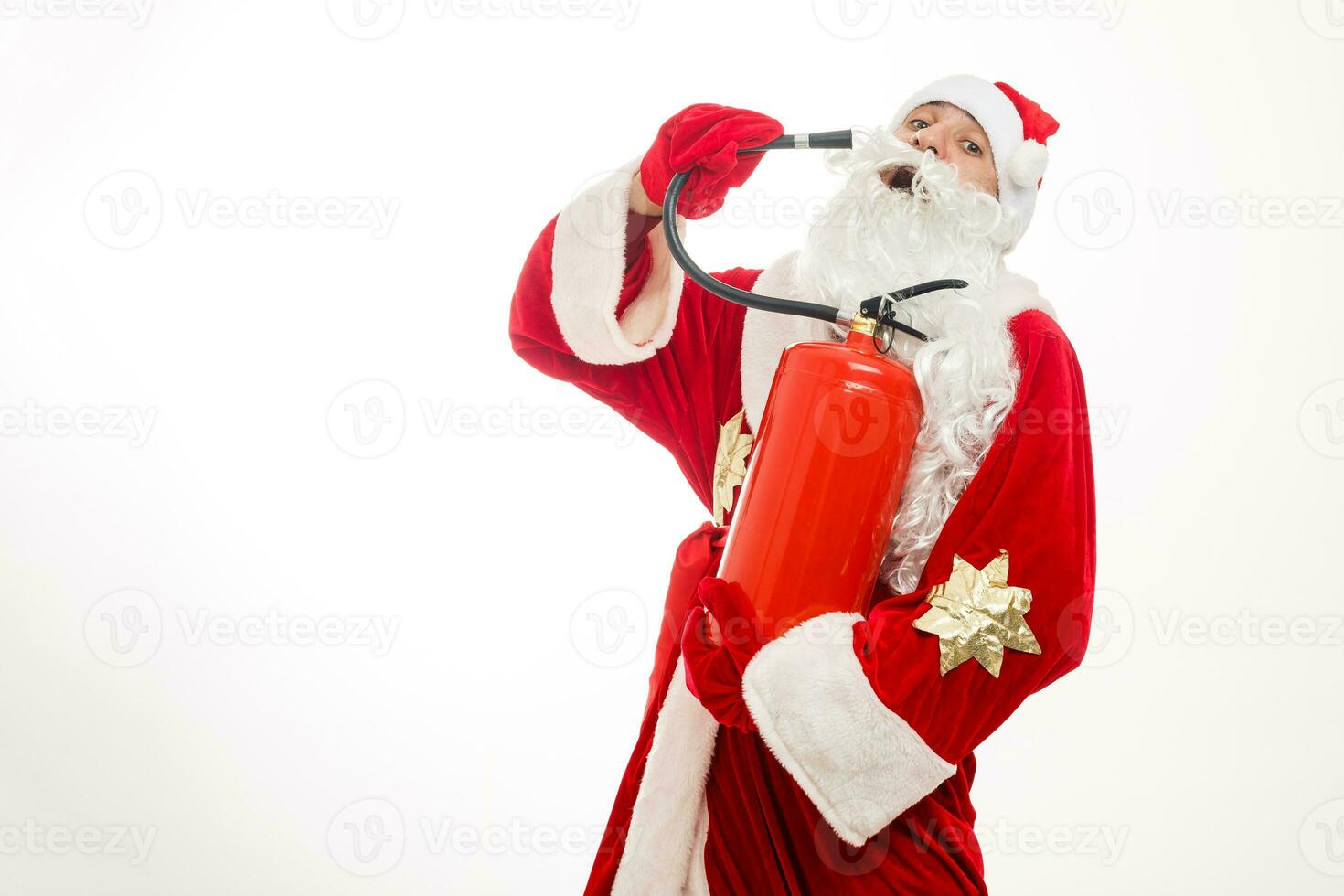 santa claus com fogo extintor. isolado em branco fundo foto