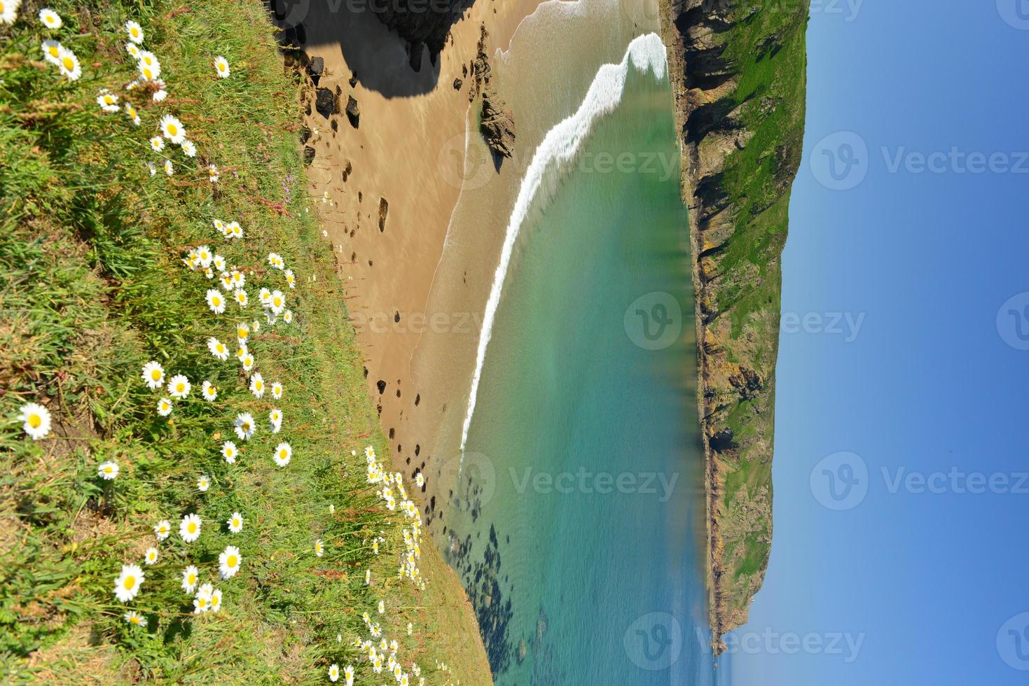 praia natural do reino unido de jersey da baía de plemont na primavera foto