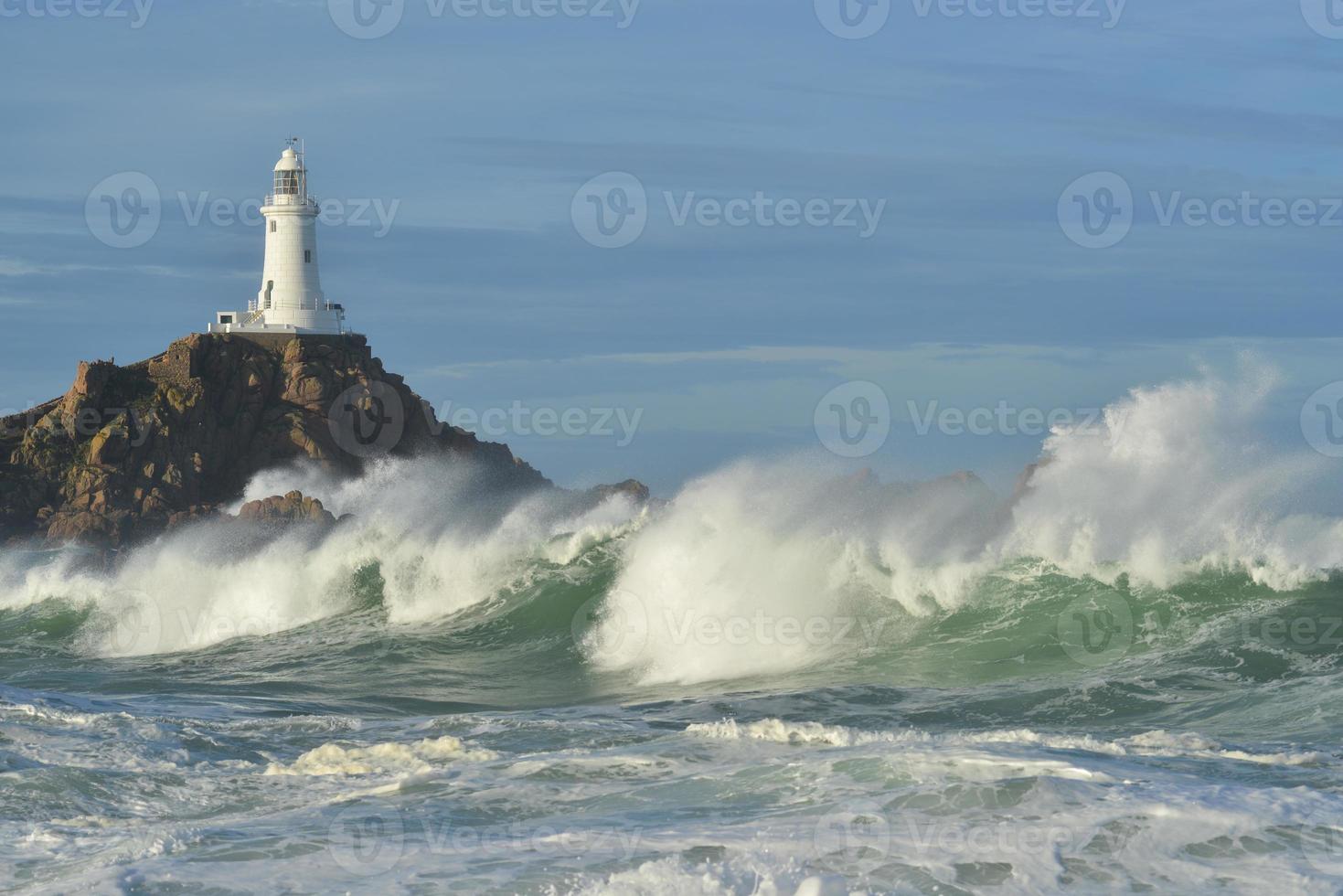 ondas de outono costeiras do reino unido corbiere lighthouse jersey foto