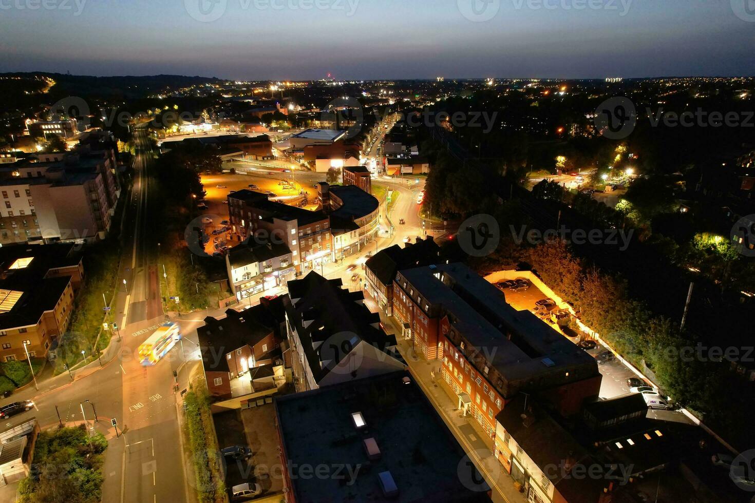 aéreo Visão do iluminado centro da cidade edifícios, estradas e central luton cidade do Inglaterra Reino Unido às começando do Claro clima noite do setembro 5 ª, 2023 foto