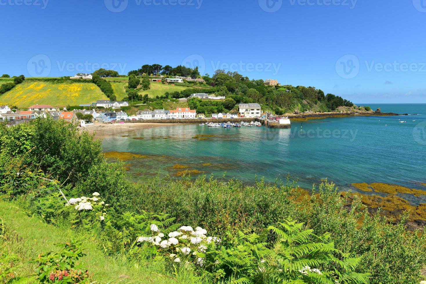 paisagem de verão da ilha de rozel harbour jersey no reino unido foto