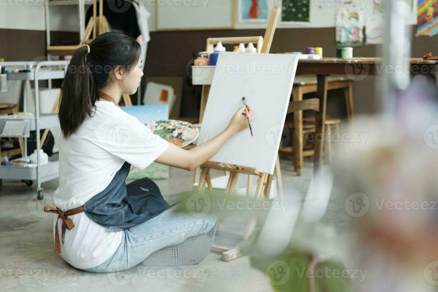 construindo inspiração fêmea artista desenhando e pintura dentro oficina foto