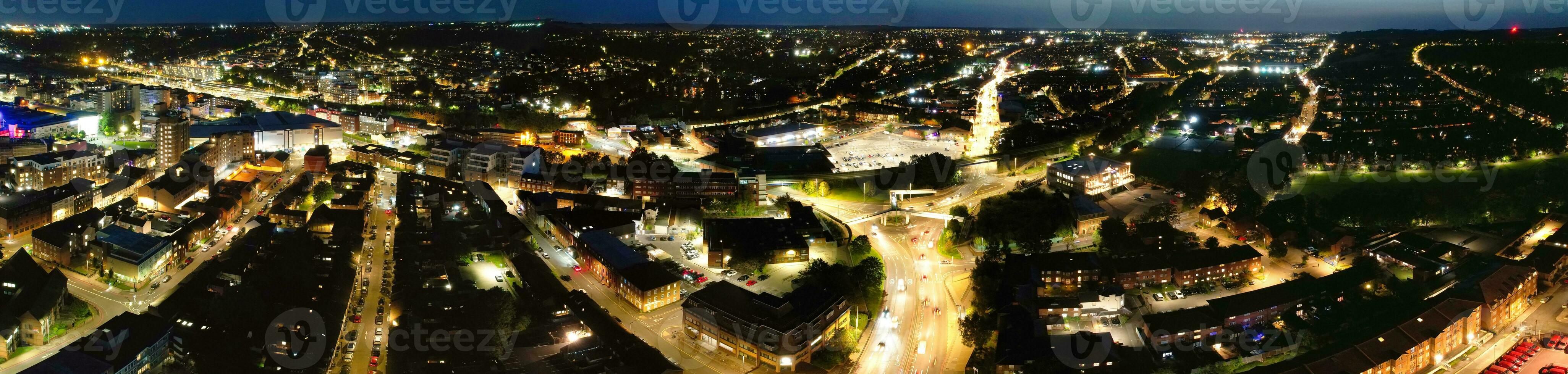 ultra Largo aéreo panorâmico Visão do iluminado centro da cidade edifícios, estradas e central luton cidade do Inglaterra Reino Unido às começando do Claro tempo noite do setembro 5 ª, 2023 foto