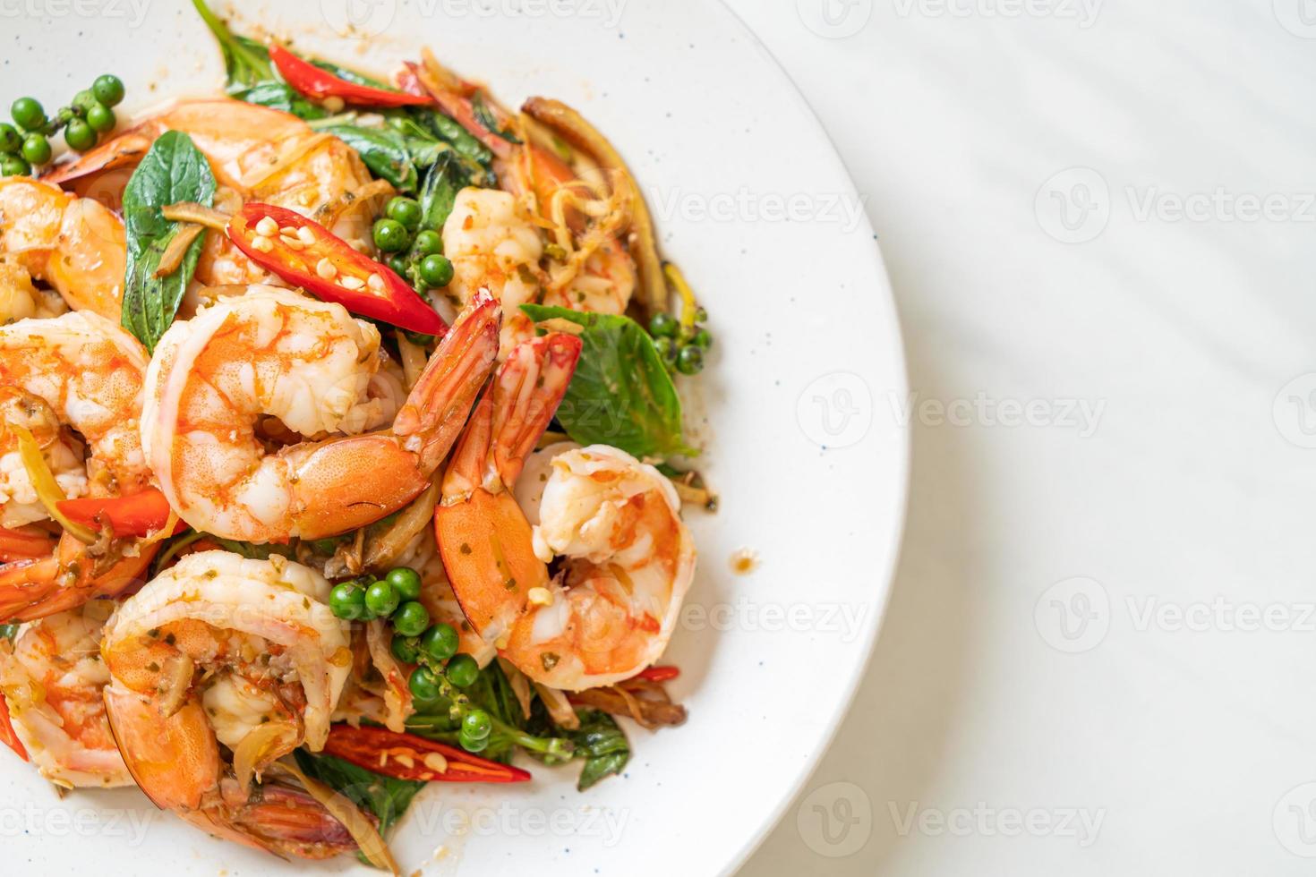 manjericão frito com camarão e ervas - comida asiática foto