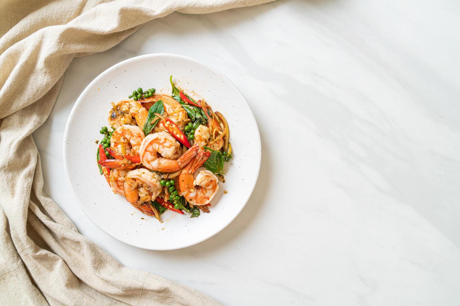 manjericão frito com camarão e ervas - comida asiática foto