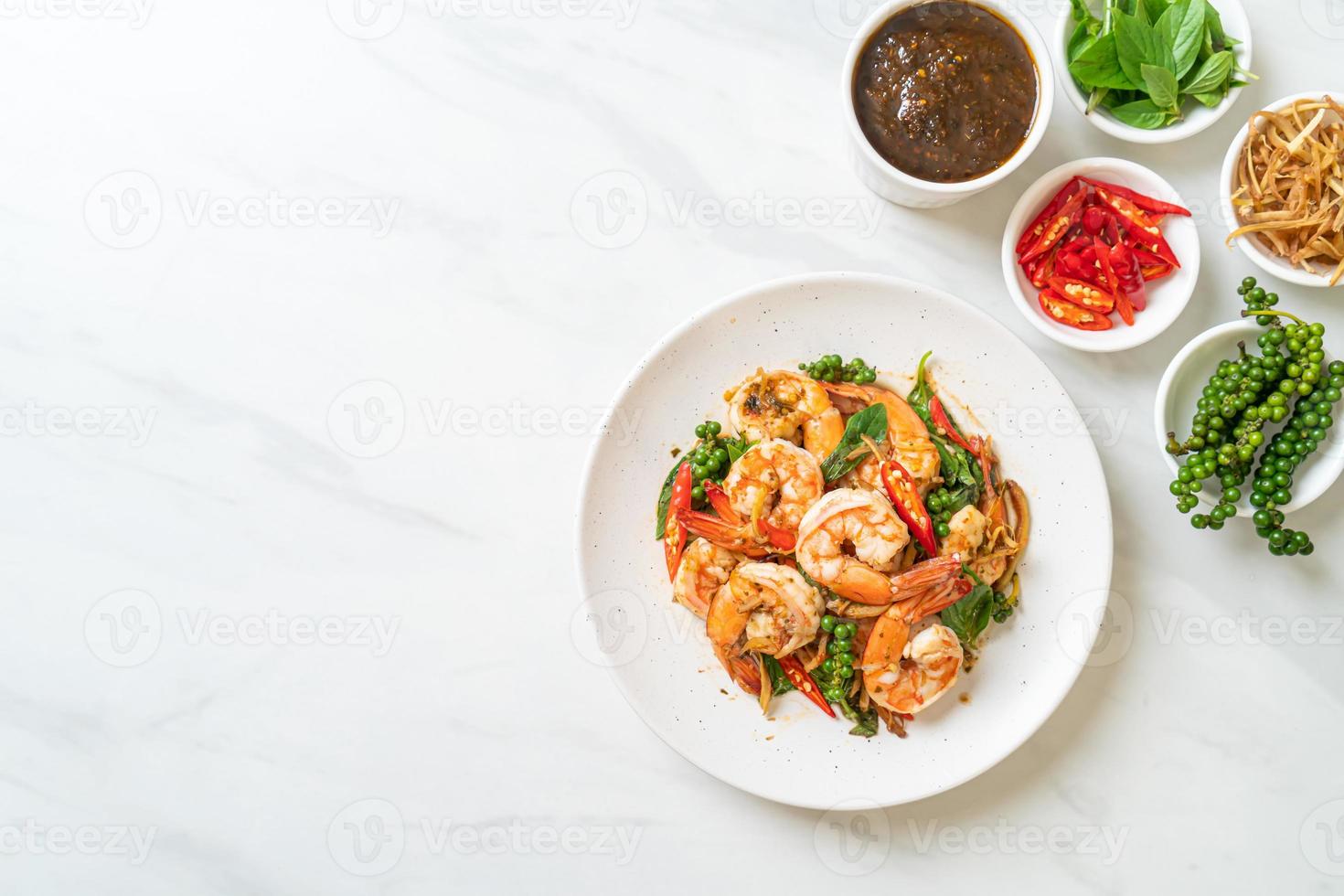 manjericão frito com camarão e ervas - comida asiática foto