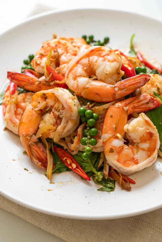 manjericão frito com camarão e ervas - comida asiática foto