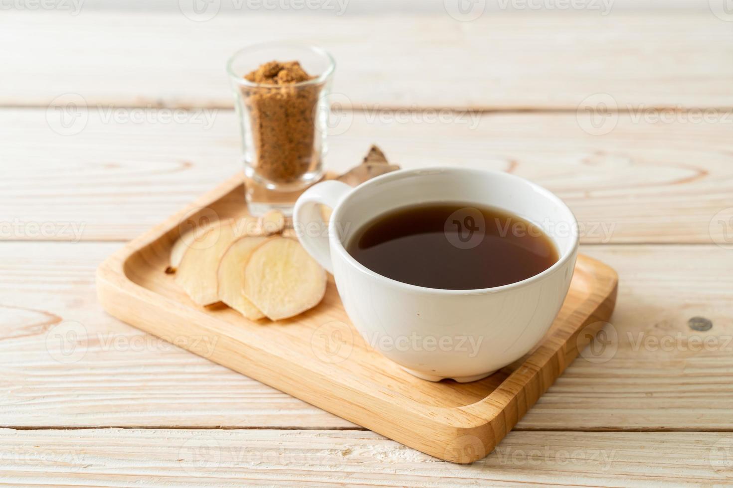 copo de suco de gengibre quente e doce com raízes de gengibre - estilo de bebida saudável foto