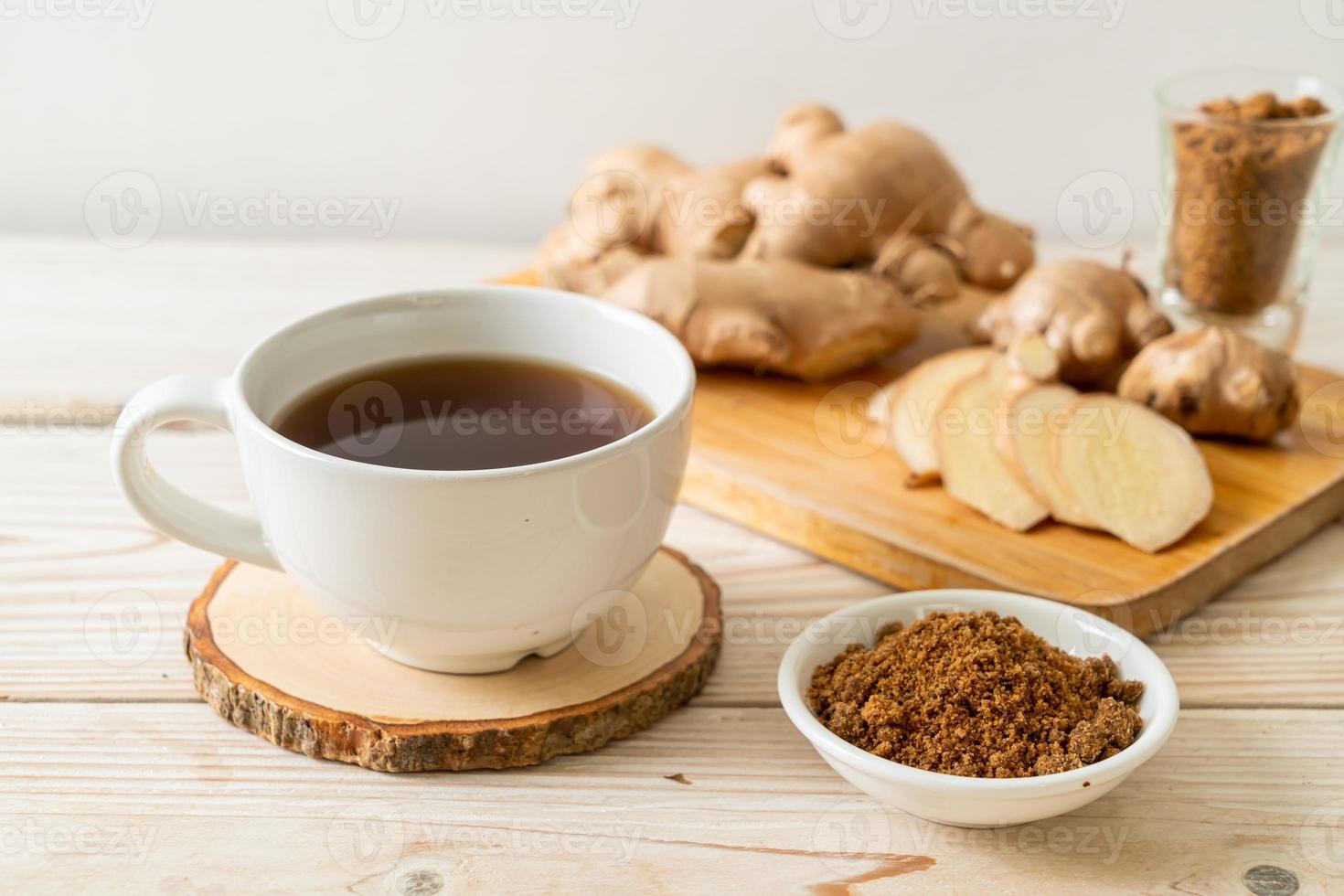 copo de suco de gengibre quente e doce com raízes de gengibre - estilo de bebida saudável foto